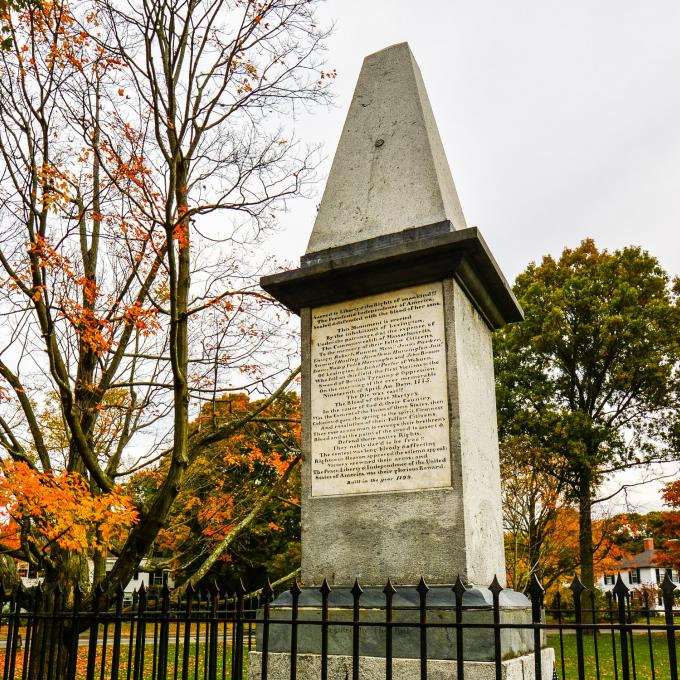 列克星敦竖立着美国最古老的战争纪念碑美国革命纪念碑（Revolutionary Monument），它建成于 1799 年 7 月 4 日。