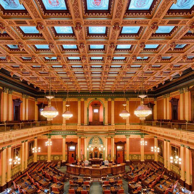 重量级设计：密西根州议会大厦内的 20 盏枝形吊灯，每盏重达 400 千克。