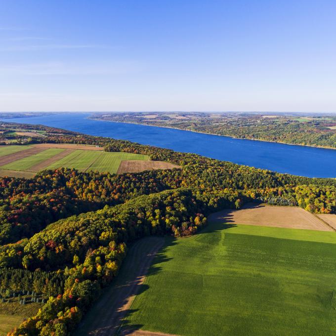 从空中俯瞰纽约州的斯卡尼阿特勒斯湖