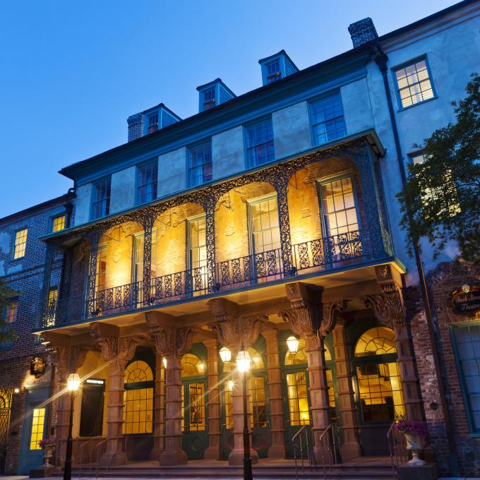 码头街剧院（Dock Street Theatre）的原址上是美国首家剧院的所在地，现在剧院已经翻新。