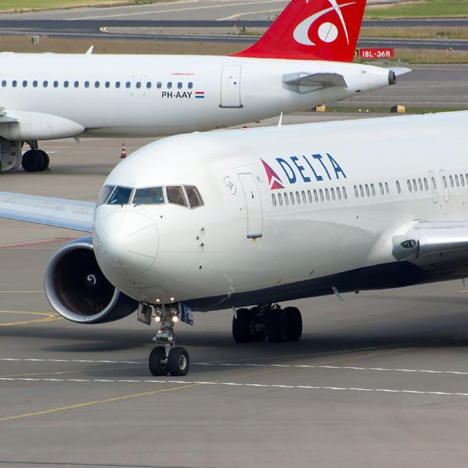 停机坪上的达美航空公司飞机