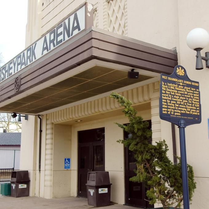 1962 年 3 月 2 日,威尔特·张伯伦斩获 100 分的著名篮球比赛便是在 Hersheypark Arena 体育馆中进行。 1962 年 3 月 2 日,威尔特·张伯伦斩获 100 分的著名篮球比赛便是在 Hersheypark Arena 体育馆中进行。