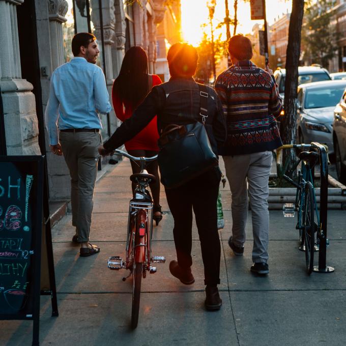 骑自行车穿过芝加哥其中一个别具特色的街区