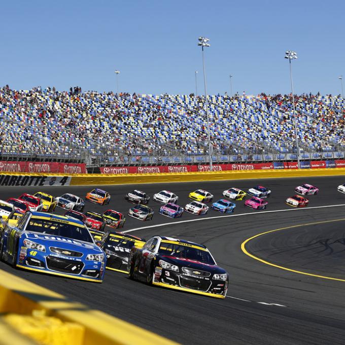 纳斯卡赛车在赛道上疾驰