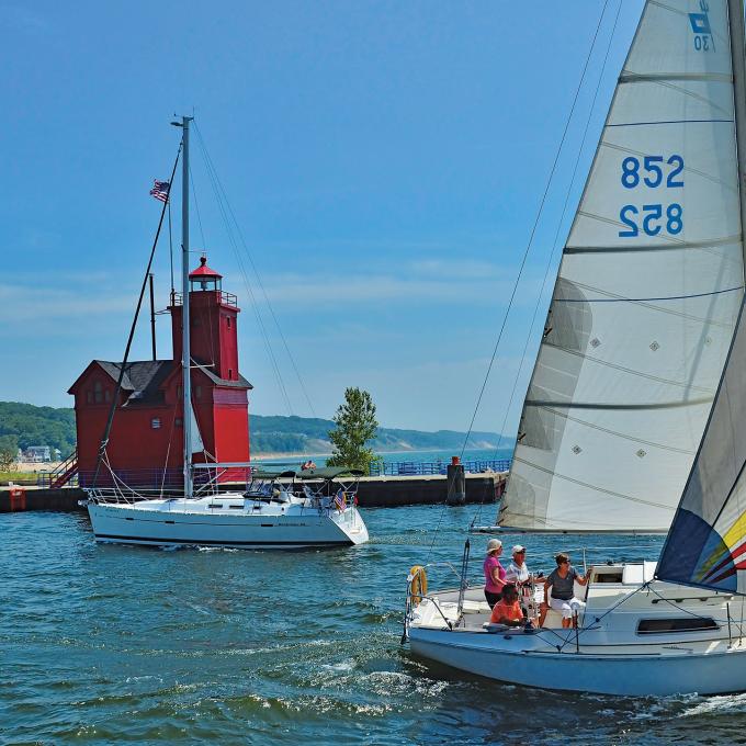 白色船只从“大红”旁驶过