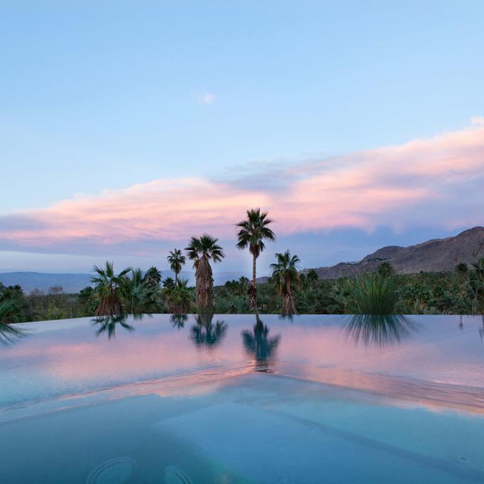 可欣赏美景的棕榈泉无边泳池