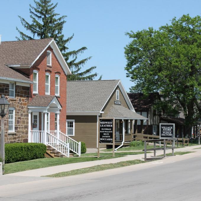 Amana Colonies 聚居地位于爱荷华城西北方离城区 20 分钟路程的位置，由德国虔信派教徒（German Pietists）在 18 世纪时建立，这里如今已经变成了一处旅游景点，有许多以德国元素为主题的餐厅、多个木工坊、一个啤酒厂，还有一些工艺品商店。