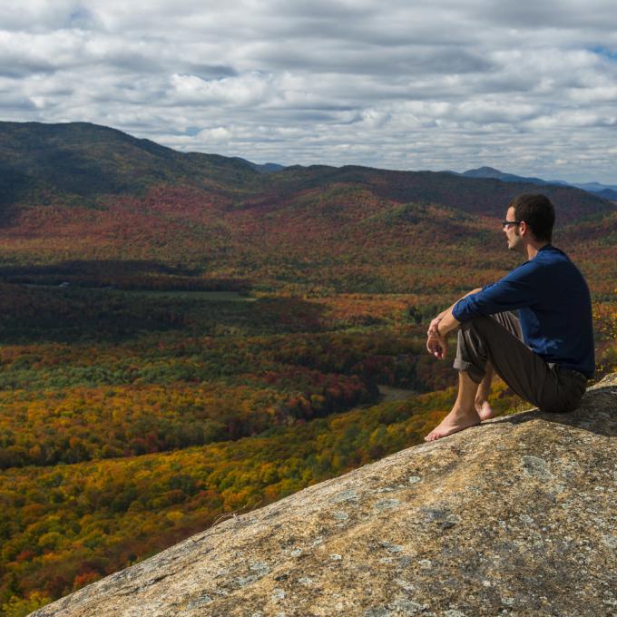 在阿迪朗达克山脉树木繁茂的山峰上眺望远方
