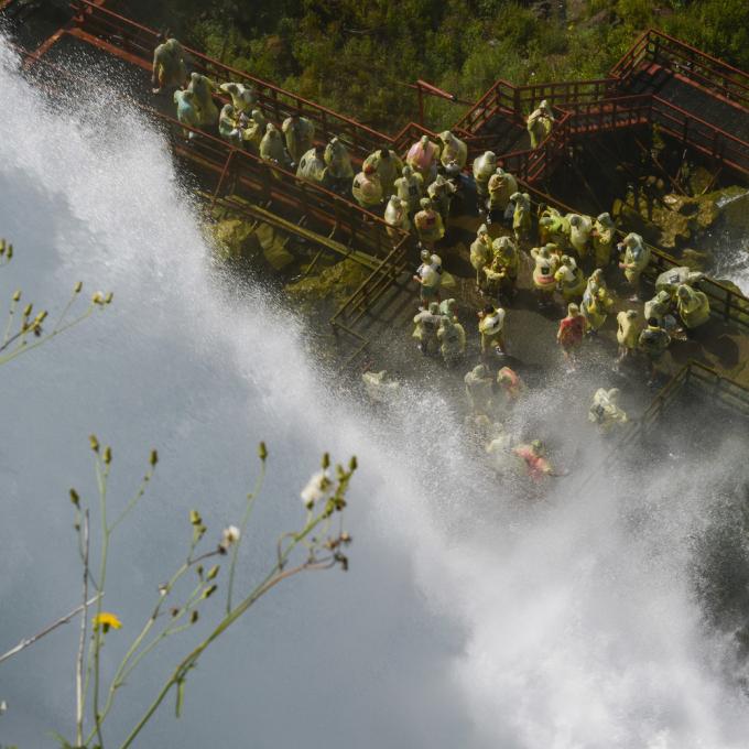 尼亚加拉大瀑布的曼妙水雾打湿游客
