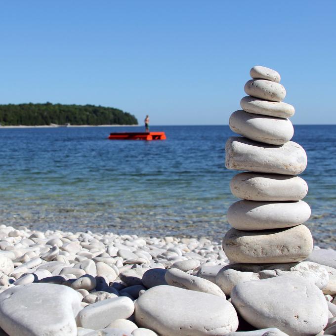 Piedras apiladas en Schoolhouse Beach en el condado de Door, Wisconsin