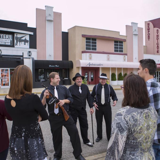 肯塔基州北部美国遗产之旅中的演员重现了该市博彩时代的场景