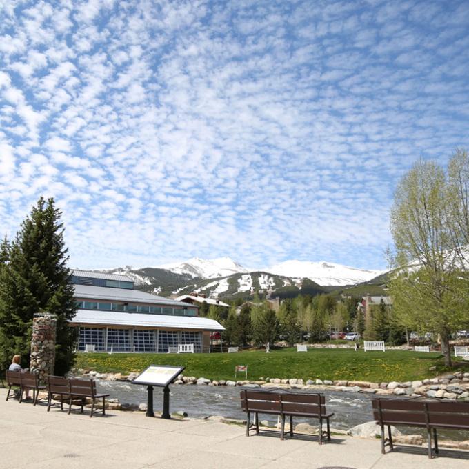 Une nouvelle journée sous le ciel bleu à Breckenridge