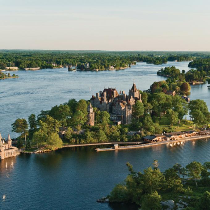 鸟瞰千岛群岛其中一座岛上的波特古堡