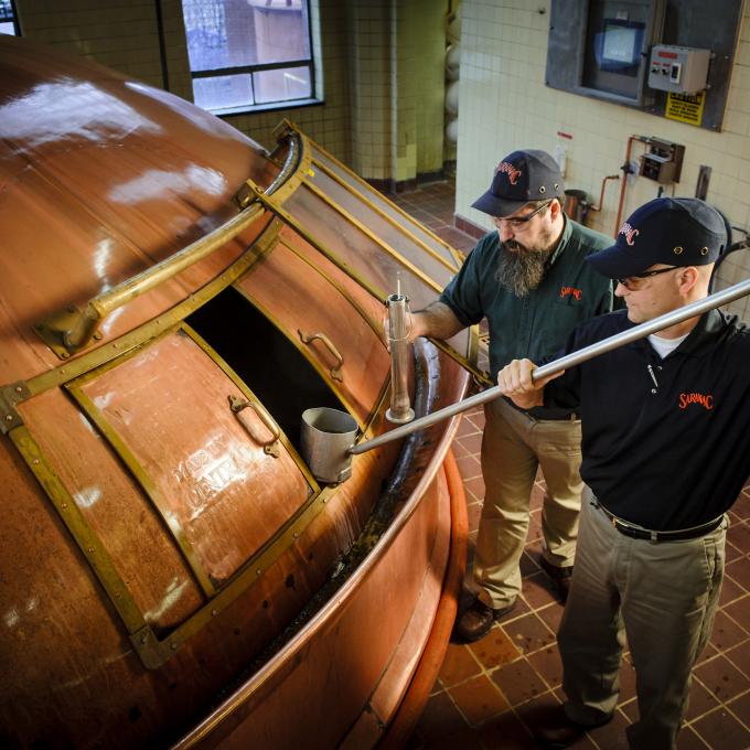 F.X. Matt Brewing Company 酿酒公司的酿酒师正在酿造美酒