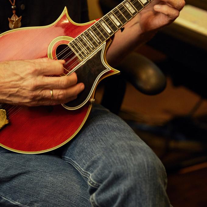 在肯塔基州弹奏传统的蓝草音乐