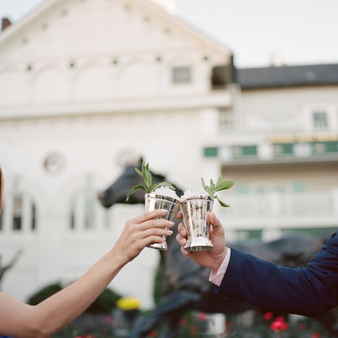 在肯塔基州路易维尔丘吉尔唐斯赛马场啜饮薄荷朱利酒