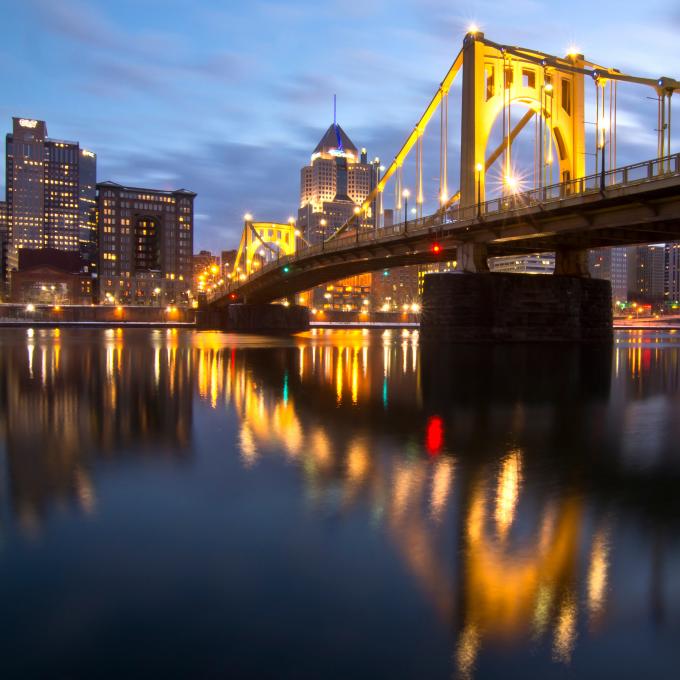 宾夕法尼亚州匹兹堡，夜晚的罗贝托克列门提大桥