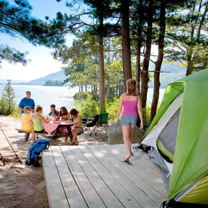 在乔治湖 170 个岛屿之一露营