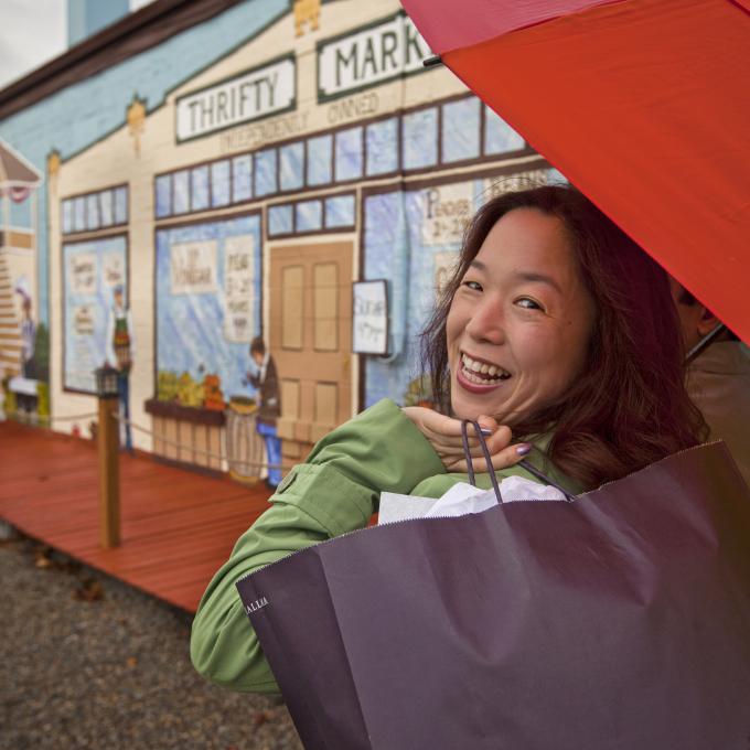 在俄勒冈州的图拉丁山谷享受免税购物的乐趣