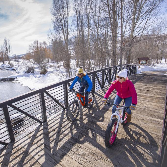 冬季在科罗拉多州斯廷博特斯普林斯的城市小道上骑行