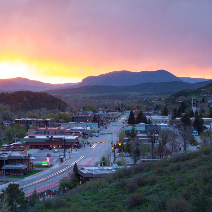 科罗拉多州斯廷博特斯普林斯市中心日落时分的鸟瞰图