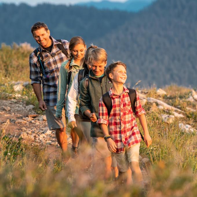 在科罗拉多州韦尔沿着山地小径徒步