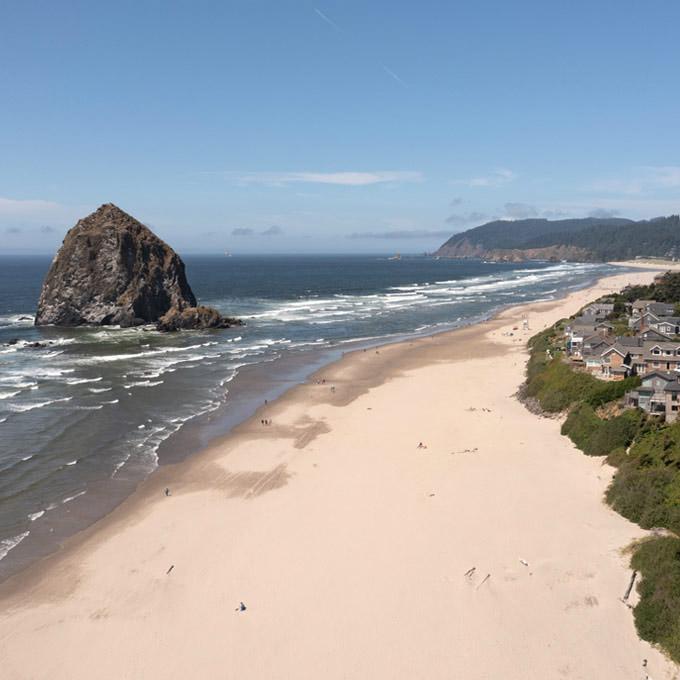 俄勒冈州坎农海滩的草垛岩