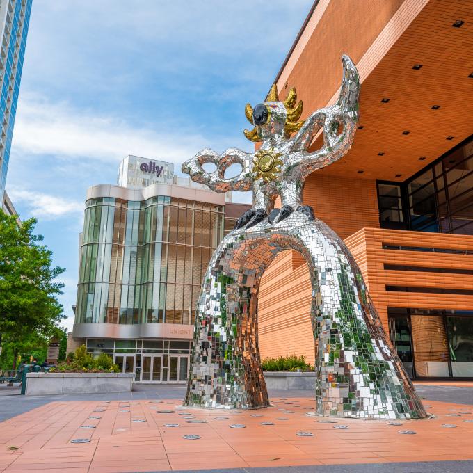 法裔美国艺术家妮基·桑法勒在北卡罗来纳州夏洛特贝希特勒现代艺术博物馆外的雕塑作品《火鸟》