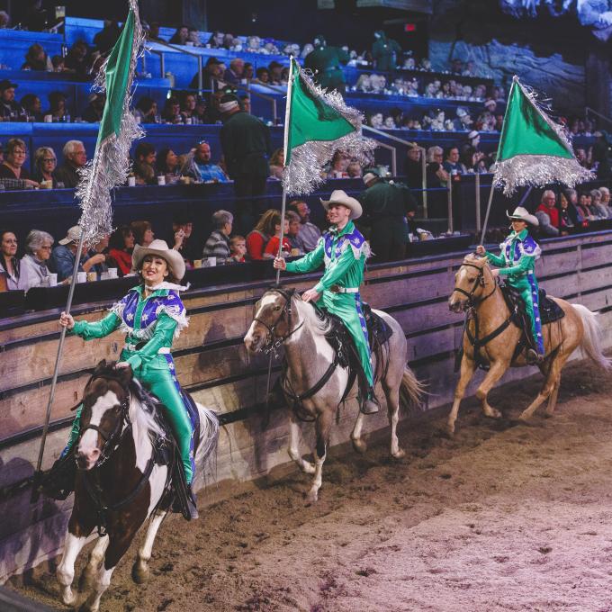 密苏里州布兰森多莉·帕顿牛仔节上的表演者和观众