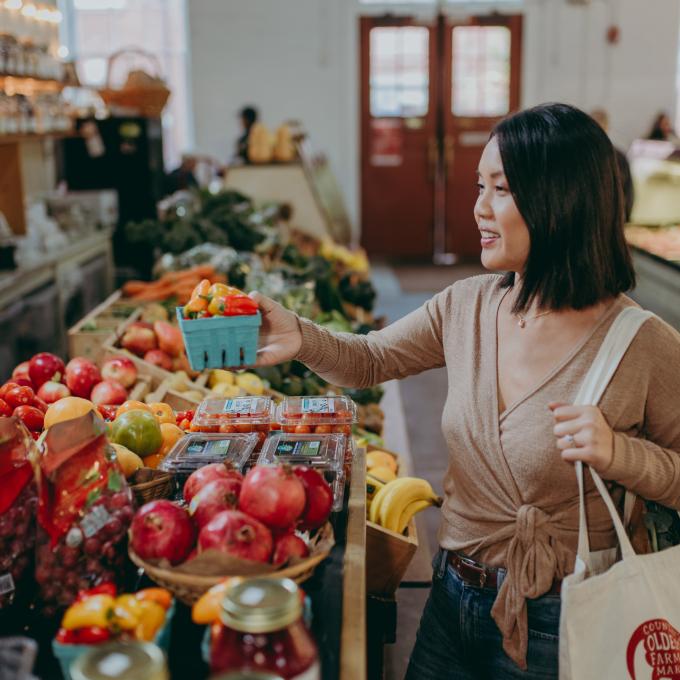 在宾夕法尼亚州兰卡斯特的兰卡斯特中央市场 (Lancaster Central Market) 挑选当地新鲜农产品 在宾夕法尼亚州兰卡斯特的兰卡斯特中央市场 (Lancaster Central Market) 挑选当地新鲜农产品