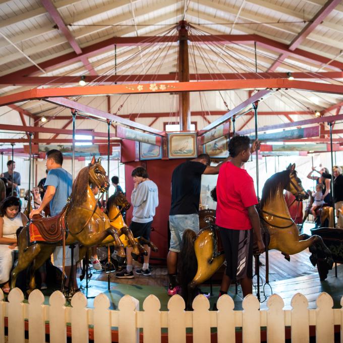 在马萨诸塞州的橡树崖，乘历史悠久的飞马旋转木马