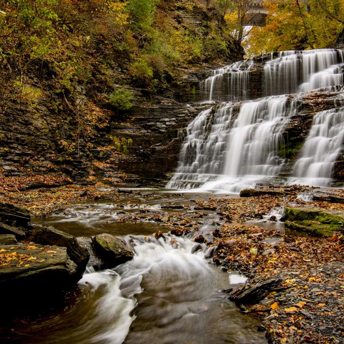 纽约州伊萨卡的卡斯卡迪拉馆峡谷步道