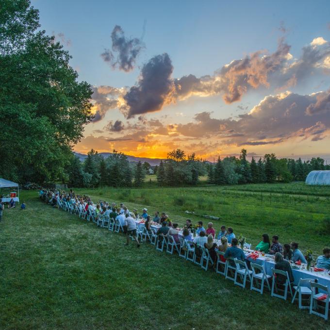 在科罗拉多州柯林斯堡的 Happy Heart Farms 农场，享用一场日落晚餐。