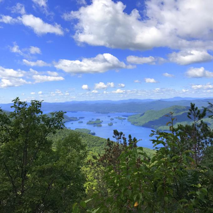 从布莱克山欣赏纽约州乔治湖的美景