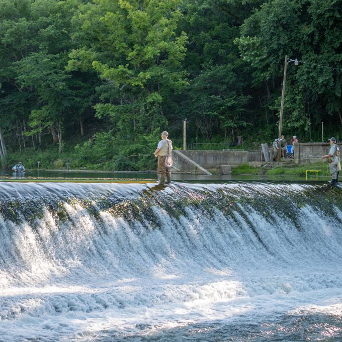 在密苏里州莱巴嫩的贝内特泉州立公园垂钓鳟鱼
