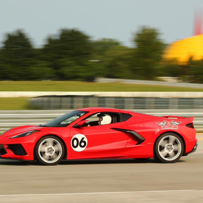 一辆克尔维特跑车在肯塔基州鲍林格林的 NCM 赛车公园赛道上飞驰