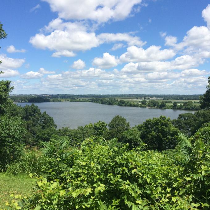 密苏里州马里兰高地 Creve Cour 湖上空的蓝天