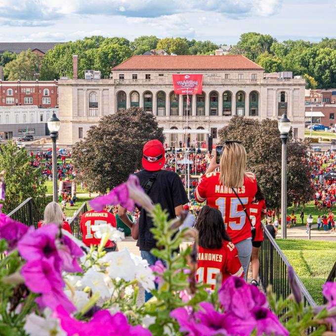 球迷们在密苏里州圣约瑟夫的堪萨斯城酋长队橄榄球训练营参加红色集会，为球队欢呼呐喊