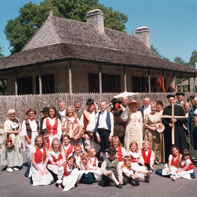 圣吉纳维夫法国殖民地后裔在密苏里州圣吉纳维夫 Louis Bolduc 故居外合影的历史照片