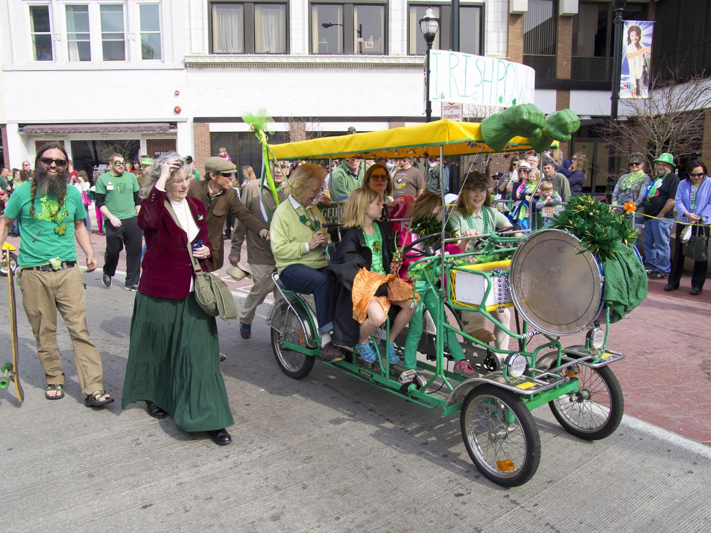 一年一度的圣帕特里克节游行中适合家庭的欢乐庆祝活动