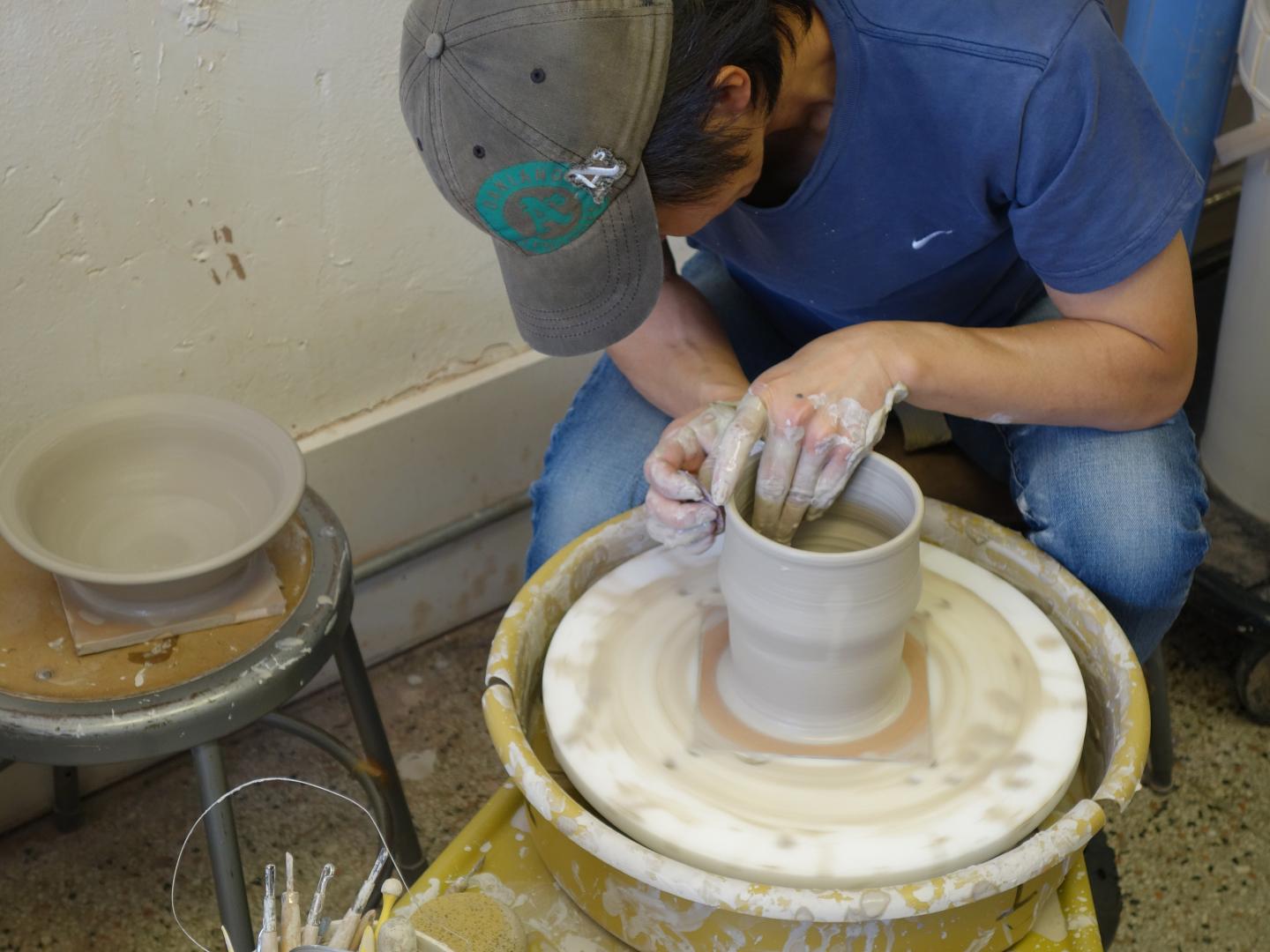 为期四天，在全县多达 100 个场所举办，展出数百名当地视觉和表演艺术家的作品