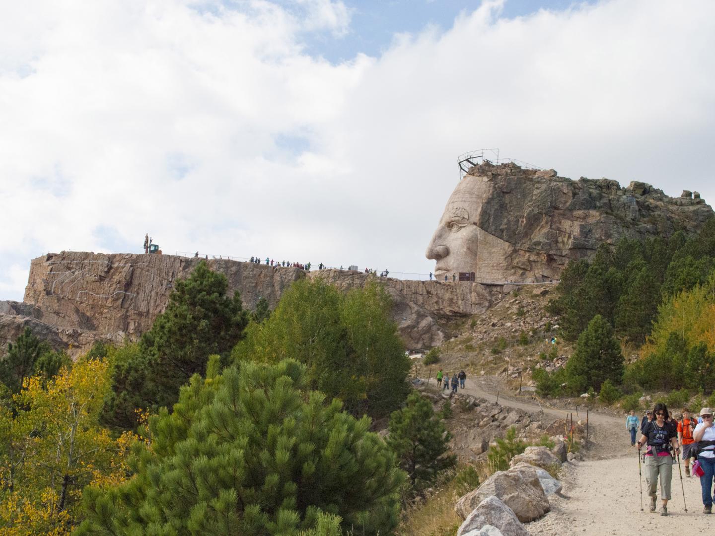 途径 10 公里的林间道路，游览尚在雕刻之中的疯马雕像