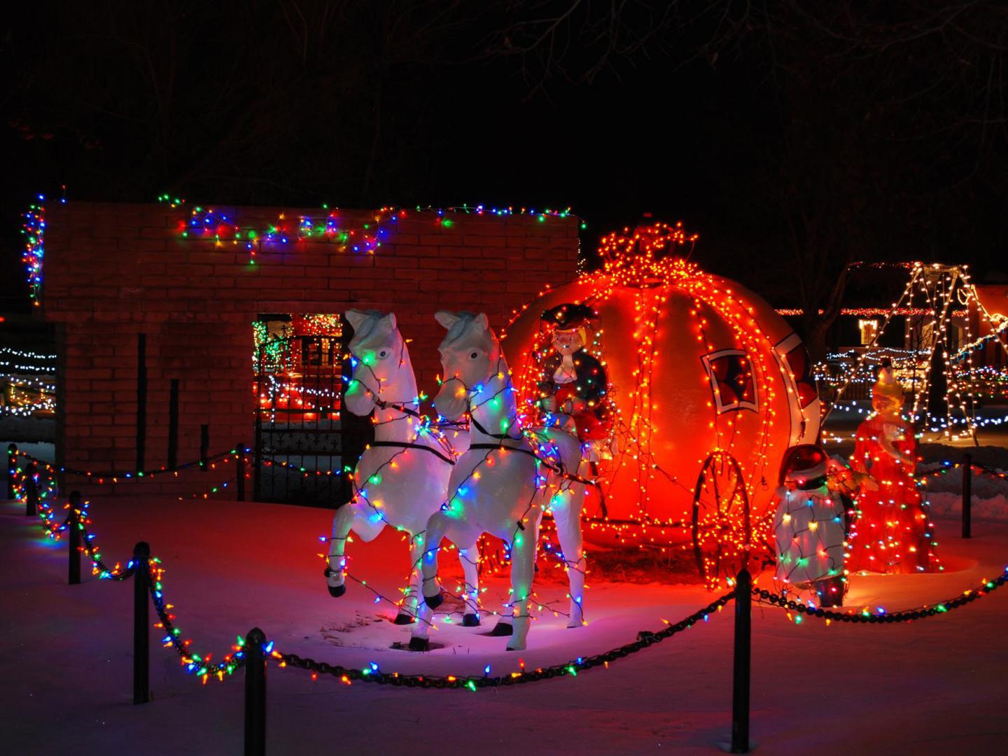 在故事书岛的儿童主题公园上演魔幻假日灯光秀