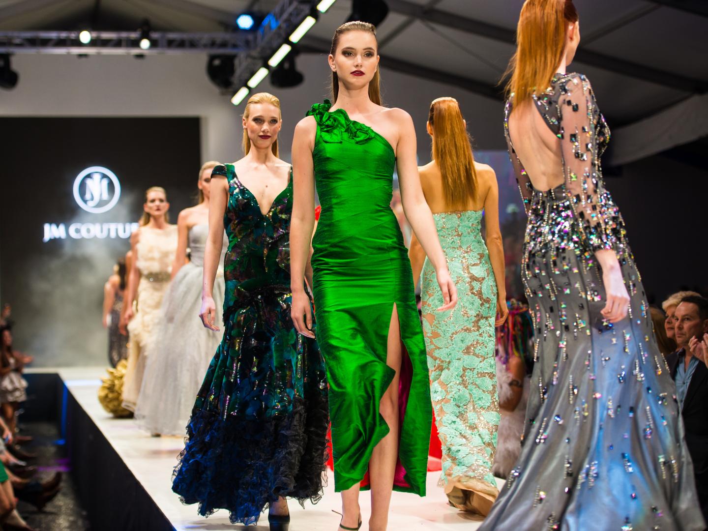 棕榈泉时装周的 T 台走秀