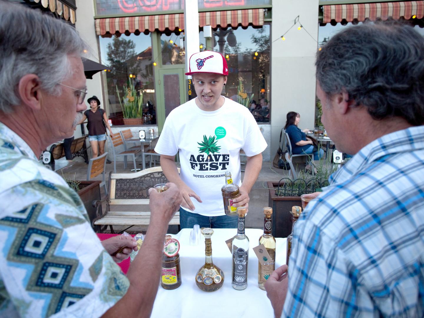 在龙舌兰传统文化周期间品酌美酒