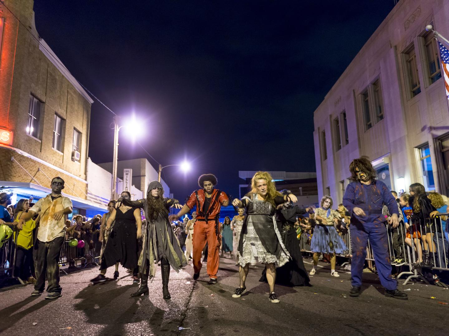 Rougarou Fest 湿地狼人节上的僵尸占领了市中心