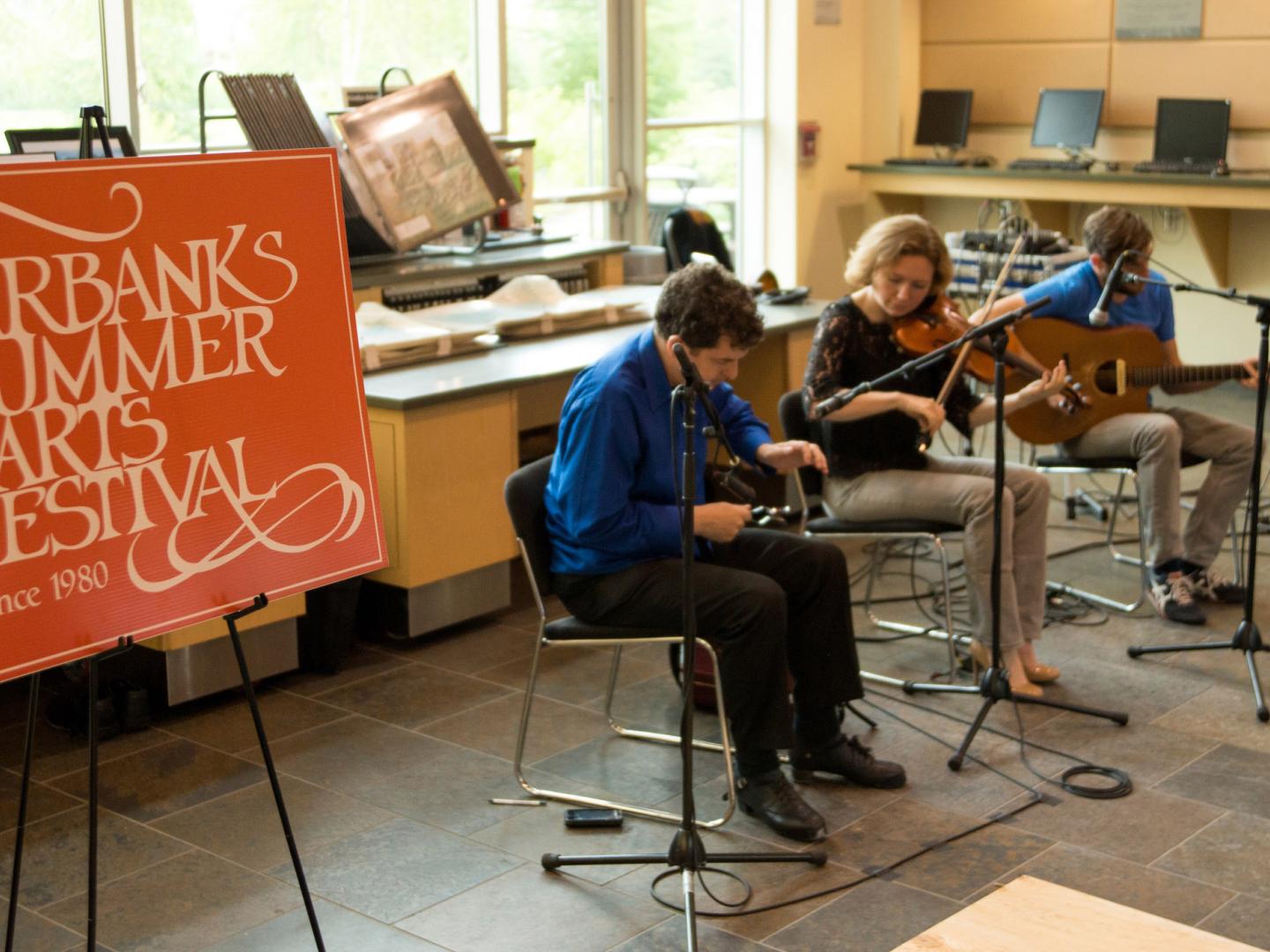 费尔班克斯夏季艺术节上调音的音乐家们