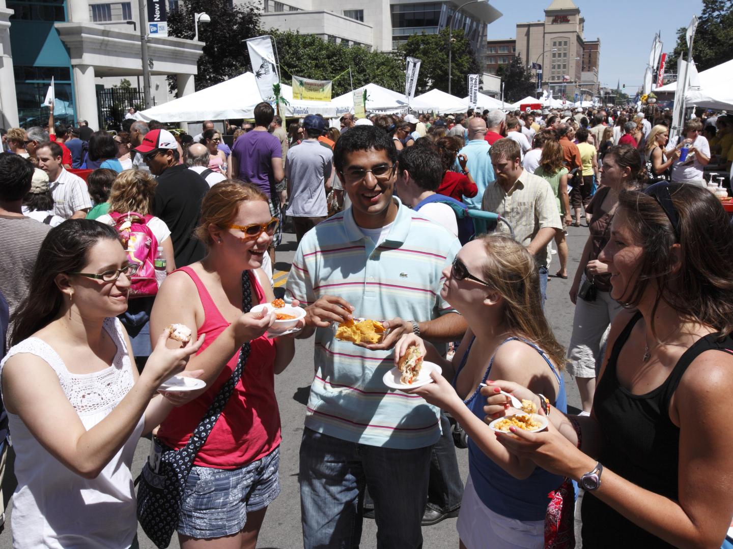 与朋友一起在布法罗美食节上纵情享用美食