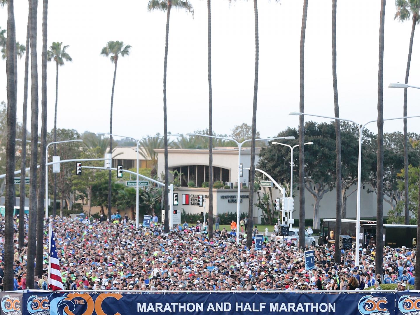 选手们在橙县马拉松赛上蓄势待发