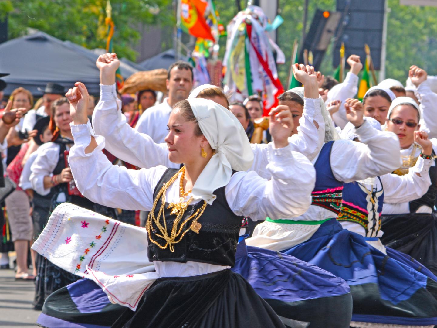 葡萄牙日期间充满活力的游行活动